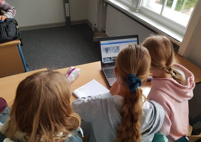 Informatik Schüler bei der Arbeit